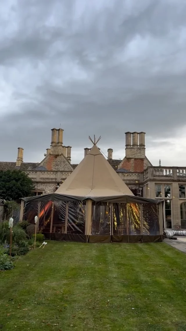 A classic blustery autumn build. This tipi was used as an extension of the house for a private bonfire night, creating a warm, comfortable space for 40–50 guests to dine around a fire (hosted by @cotswold_waitress ). Spot the coolest bonfires we’ve ever seen 🔥 

#bonfirenights #tipi #teepee #autumn #party #buffalotipi